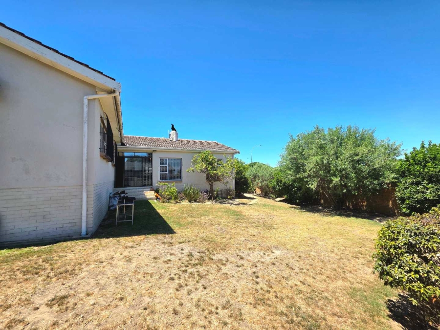 5 Bedroom Property for Sale in Plattekloof Western Cape